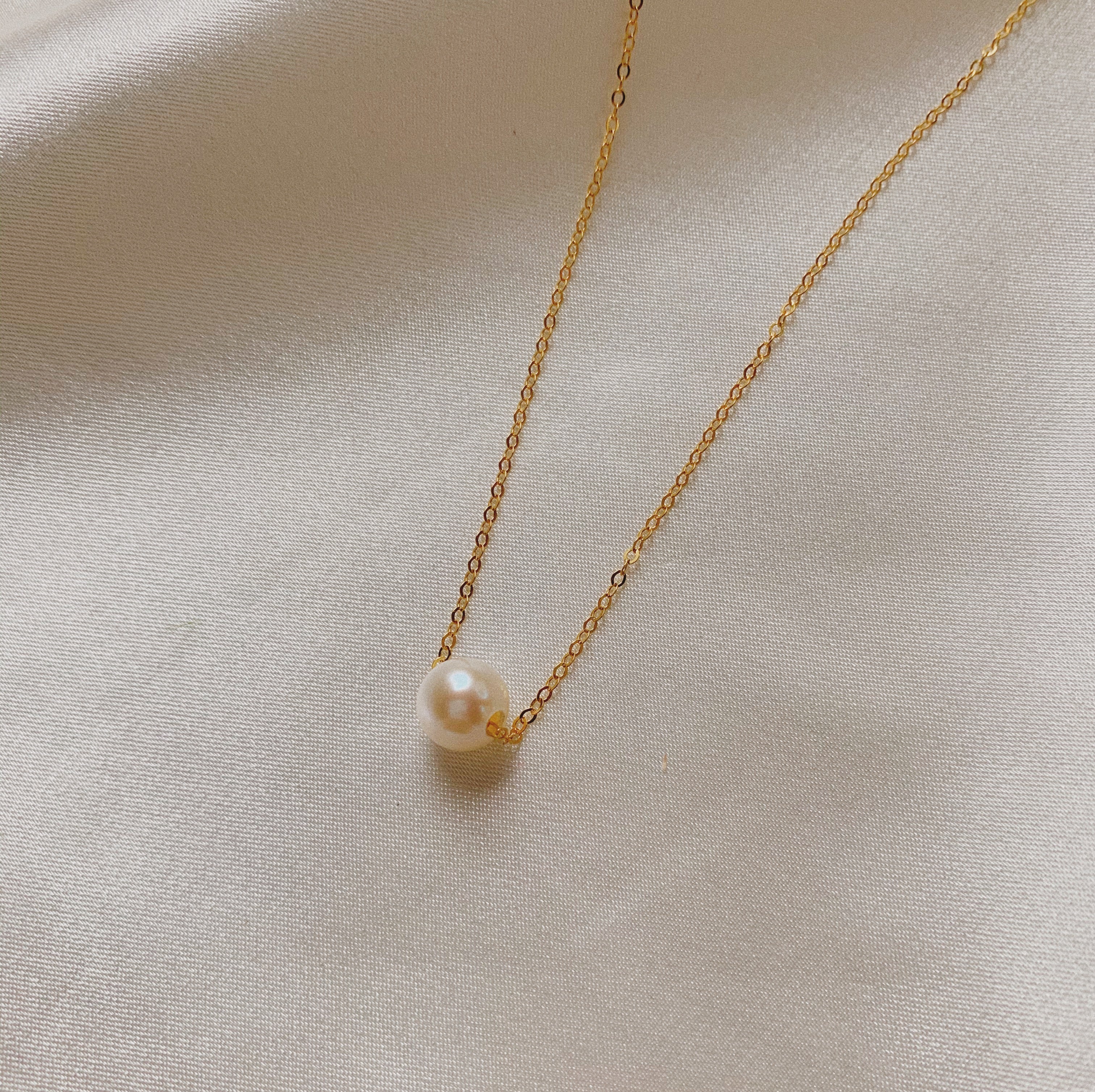 One hot sale pearl necklace